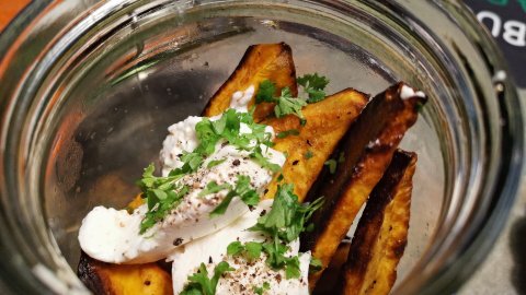 gegrillte Süsskartoffelspalten mit Ziegenfrischkäse