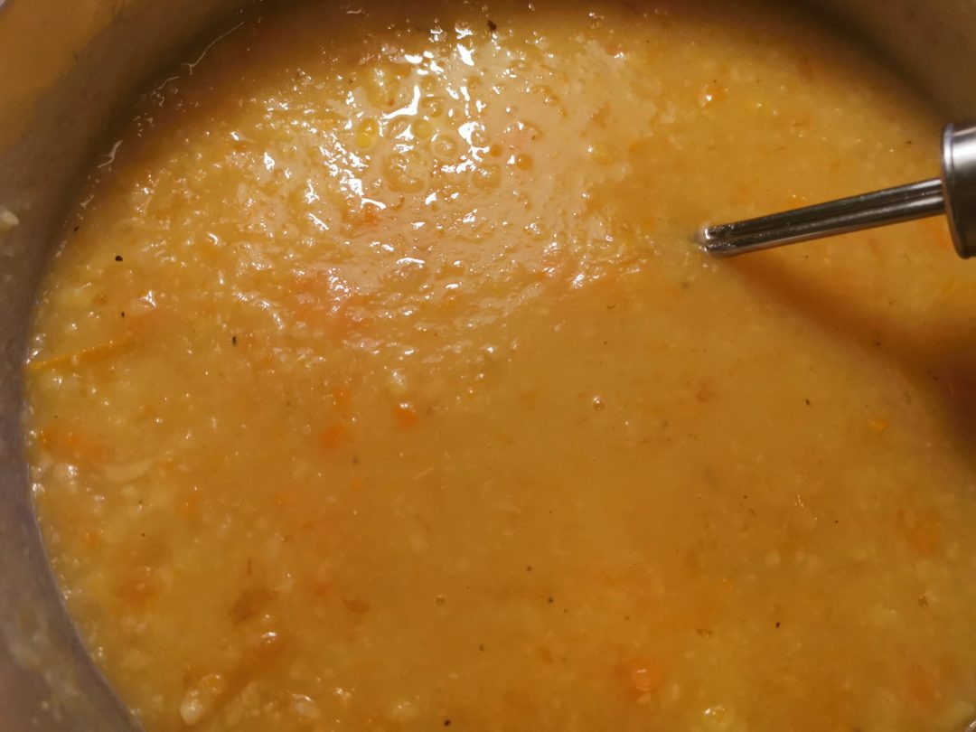 Kartoffelsuppe-mit-gebratenen-Würstchen Kartoffelsuppe mit gebratenen Würstchen