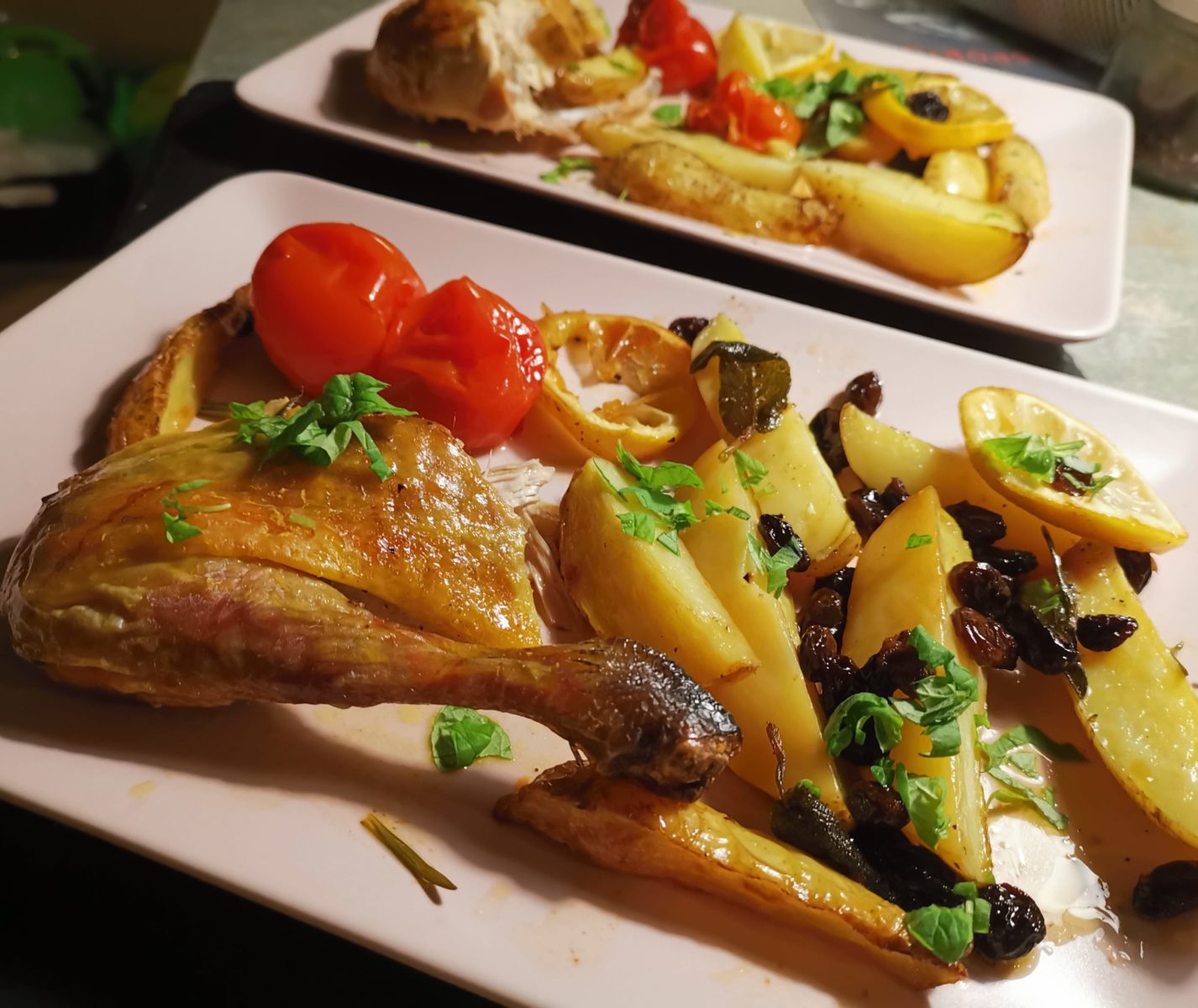 Perlhuhn-mit -Rosinen-und-Kartoffelspalten-Rezept-Karla-Gast Perlhuhn mit Rosinen und Kartoffelspalten