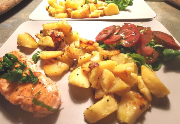 Lachs mit Bratkartoffen uns Salat