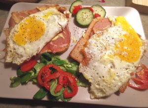 Schinkenbrot mit Spiegelei
