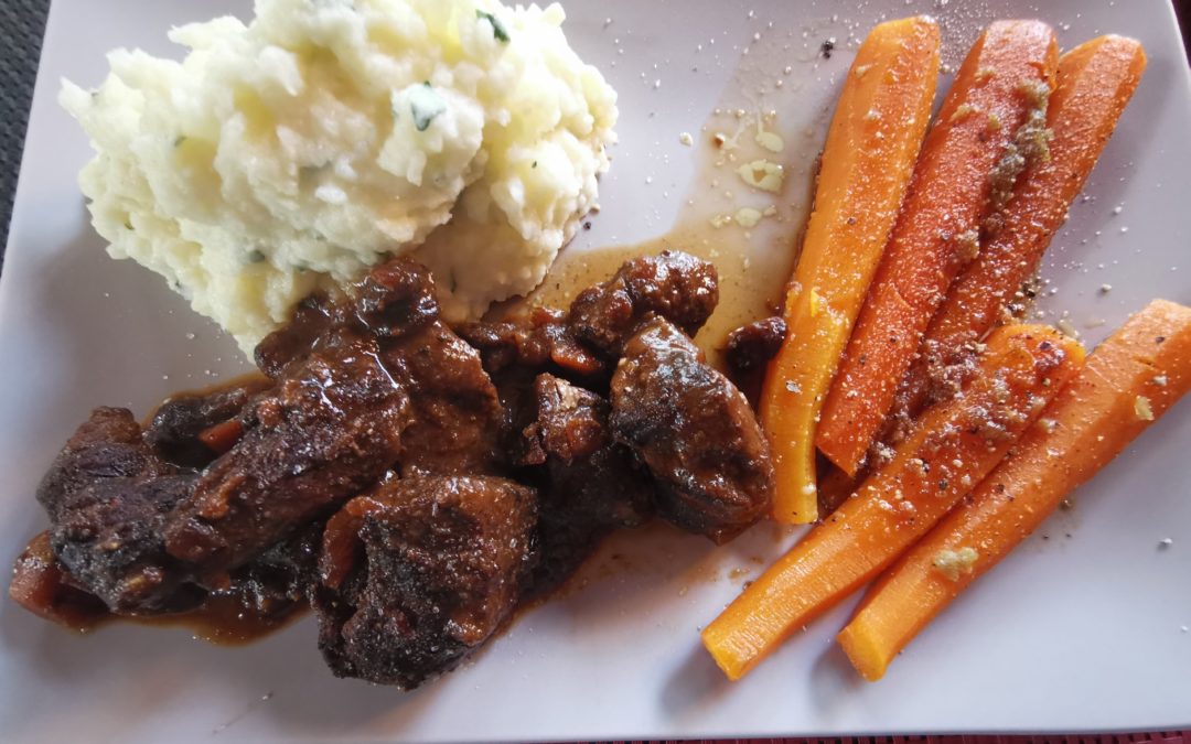 Wildschwein Gulasch mit glasierten Möhren
