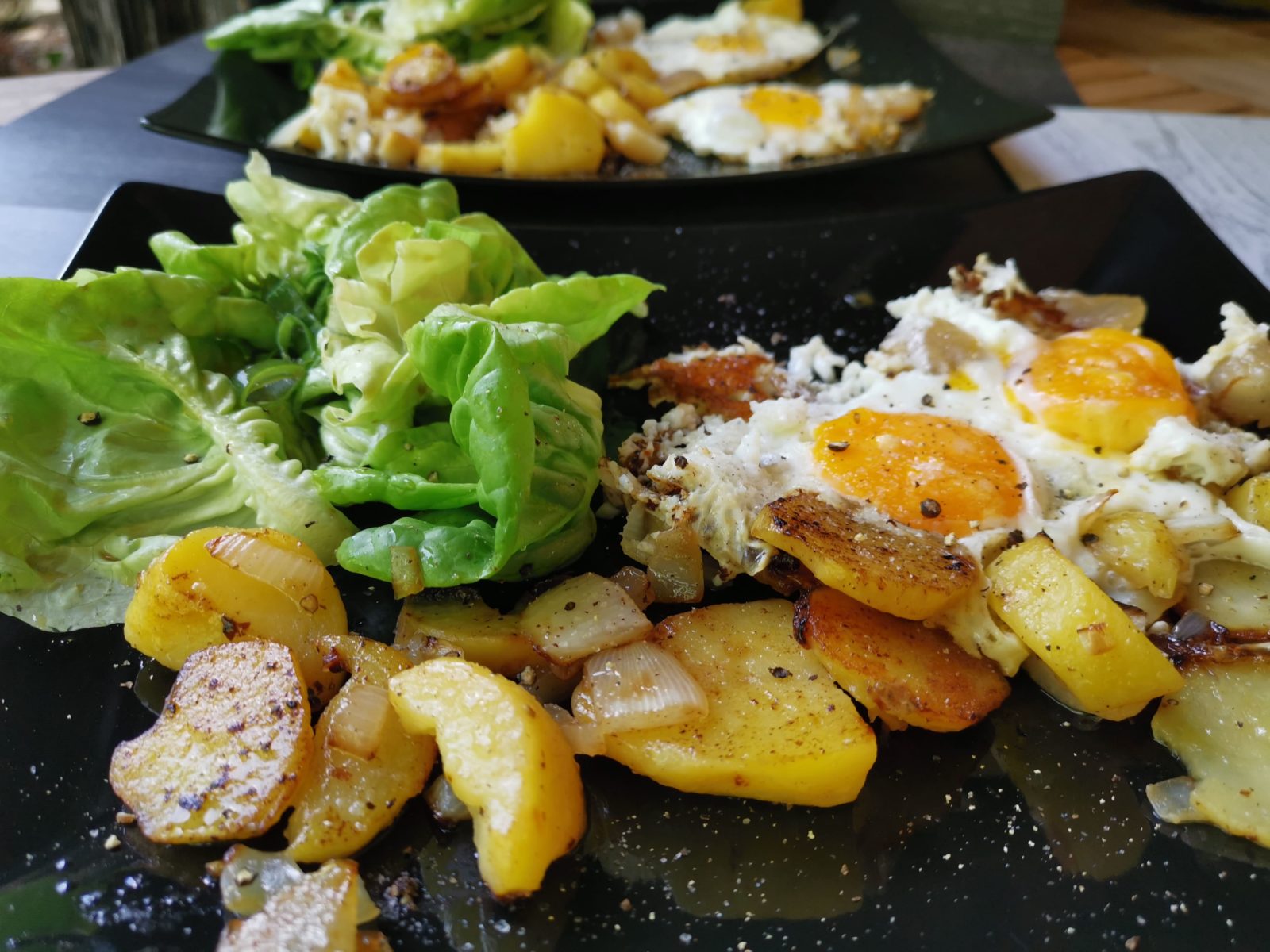 Bratkartoffeln mit Spiegelei und süßem Salat - Hexen-kochen-praktisch