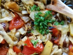 Kohlsuppe aus Spitkohl aus dem Wok mit Sprossen