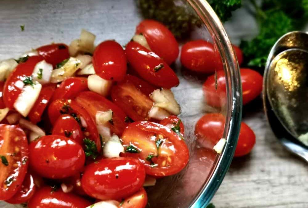 Tomatensalat mit Zwiebeln