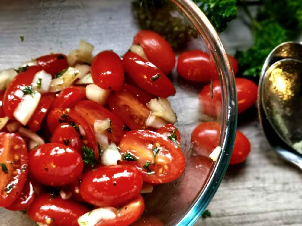 Tomatensalat-mit-Zwiebeln-Rezept-Karla-Gast Tomatensalat mit Zwiebeln