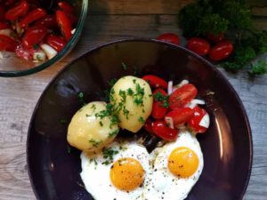 Tomatensalat mit Zwiebeln, Spiegelei und Kartoffeln