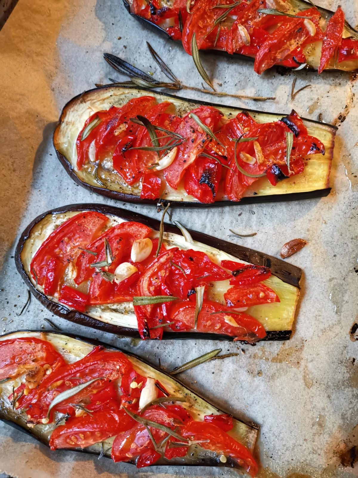 Auberginen-mit-Paprika-und-Tomatensalat-Rezept-Karla-Gast gebacken Auberginen mit Paprika, Tomate und Knoblauch