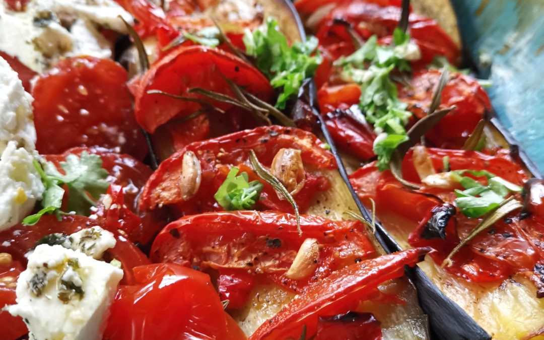 Auberginen mit Paprika und Tomatensalat