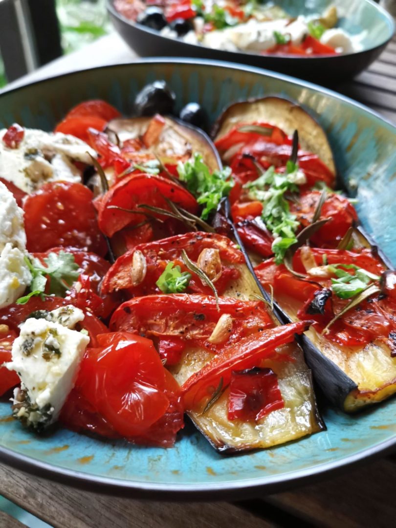 gebackene-Auberginen-mit-Tomaten-Fetasalat-Rezept-Karla-Gast gebackene Auberginen mit Tomaten-Fetasalat
