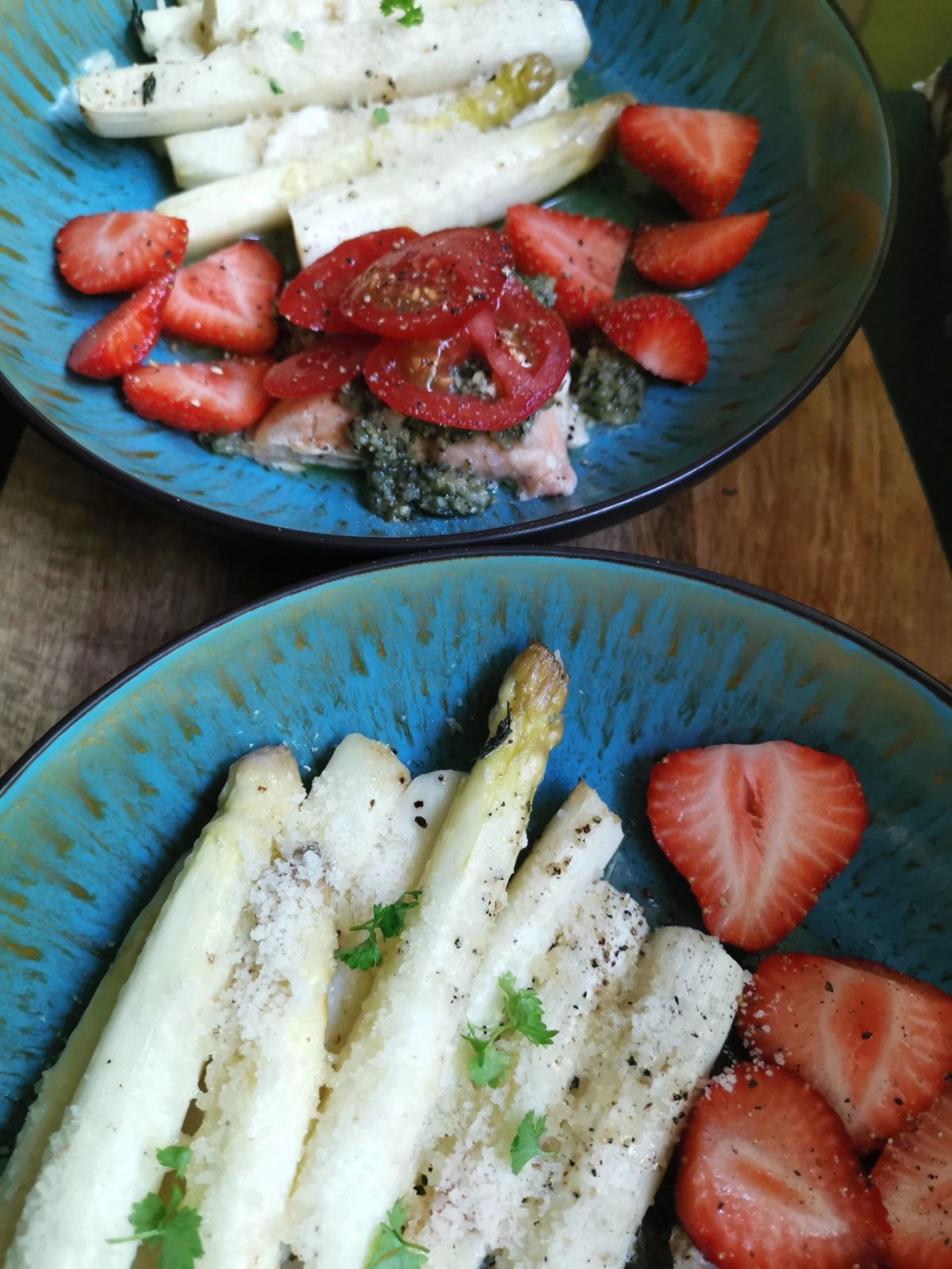 Spargel-mit-Lachs-und-Erdbeeren-Rezept-Karla-Gast Spargel mit Lachs und Erdbeeren