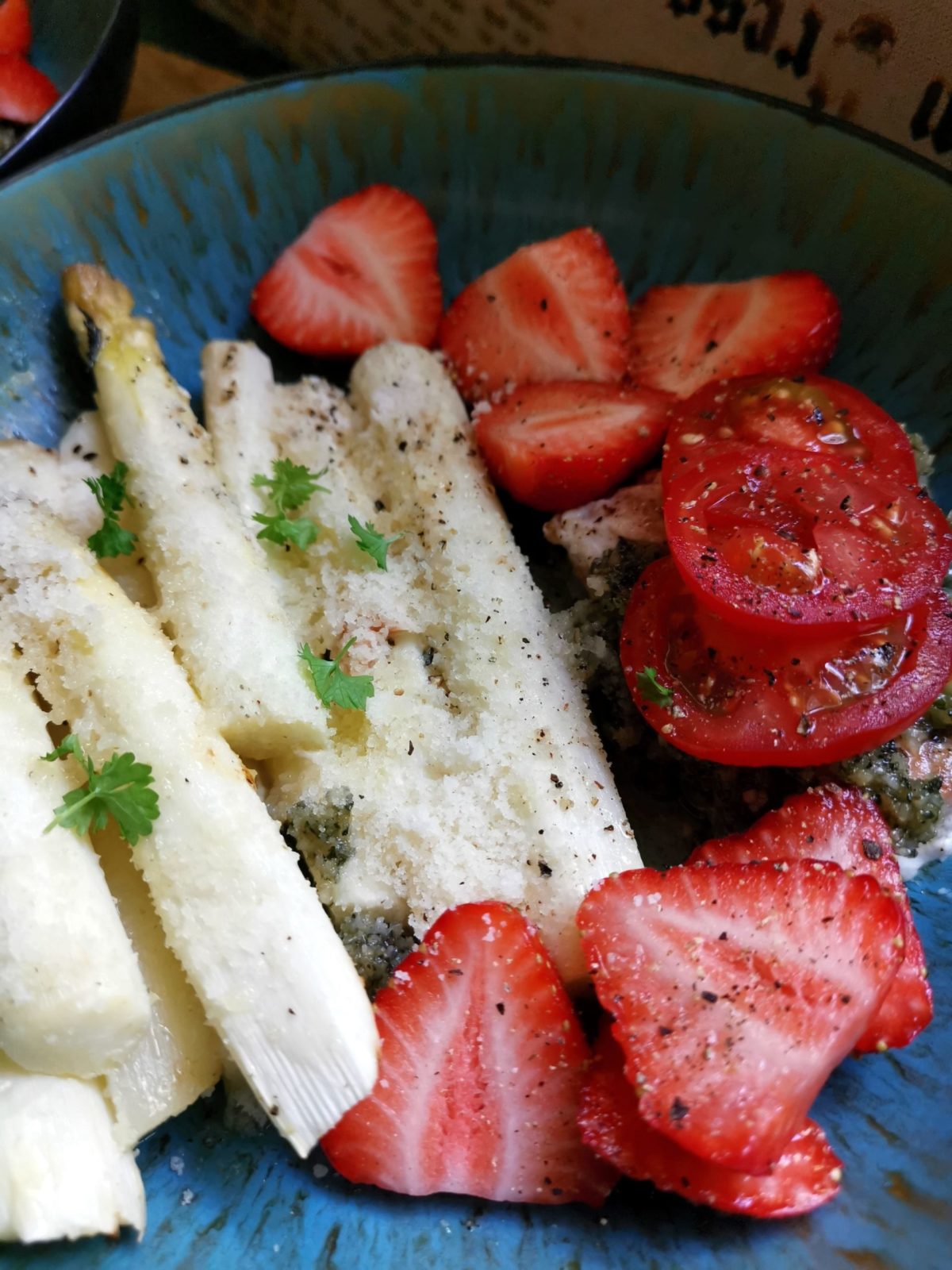 Spargel-mit-Erdbeeren-und-Lachs-Rezept-Karla-Gast Spargel mit Erdbeeren und Lachs