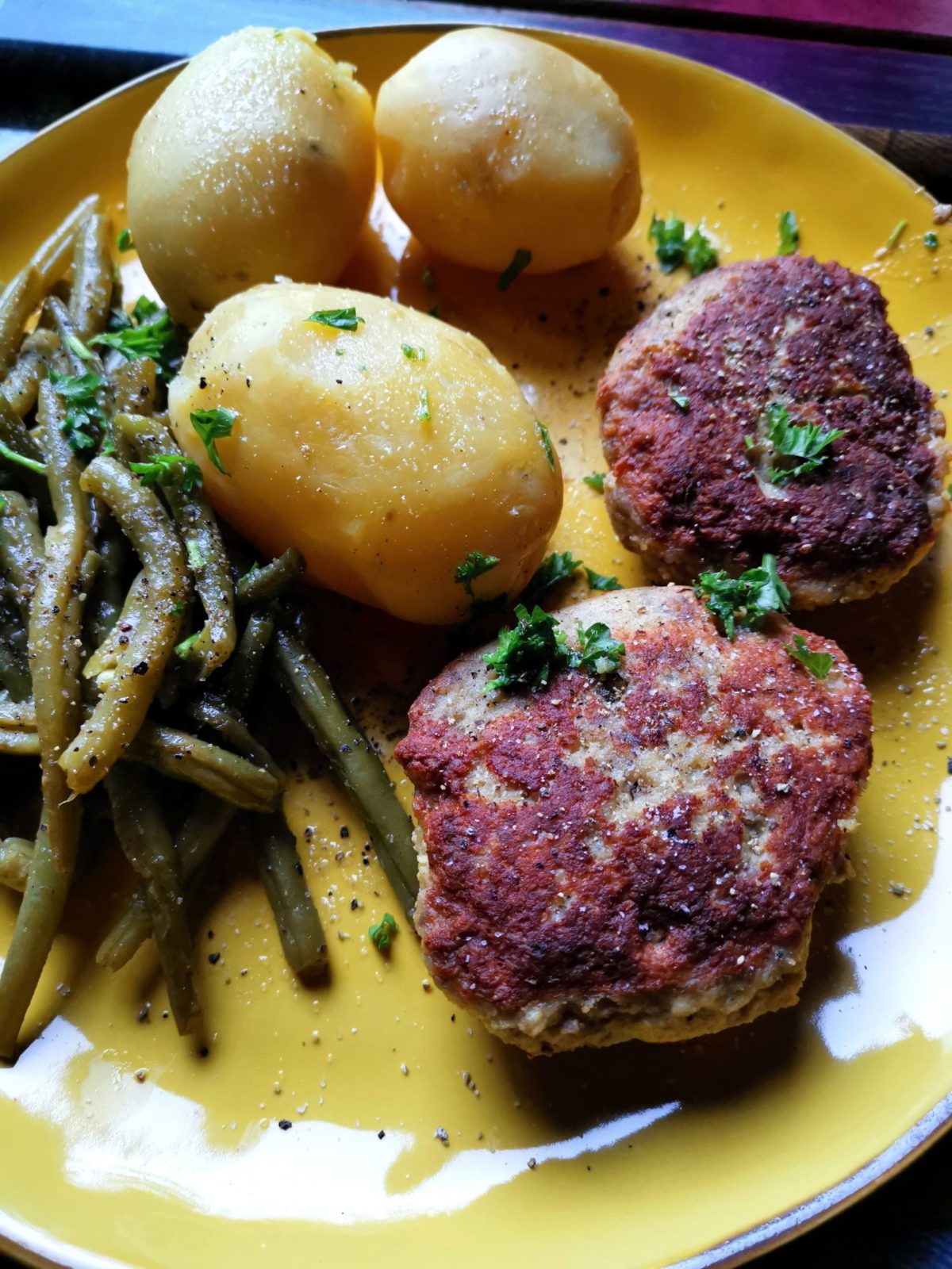 Bulette-mit-Butterbohnen-und-Pellkartoffeln-Rezept-Karla-Gast Bulette mit Butterbohnen und Pellkartoffeln
