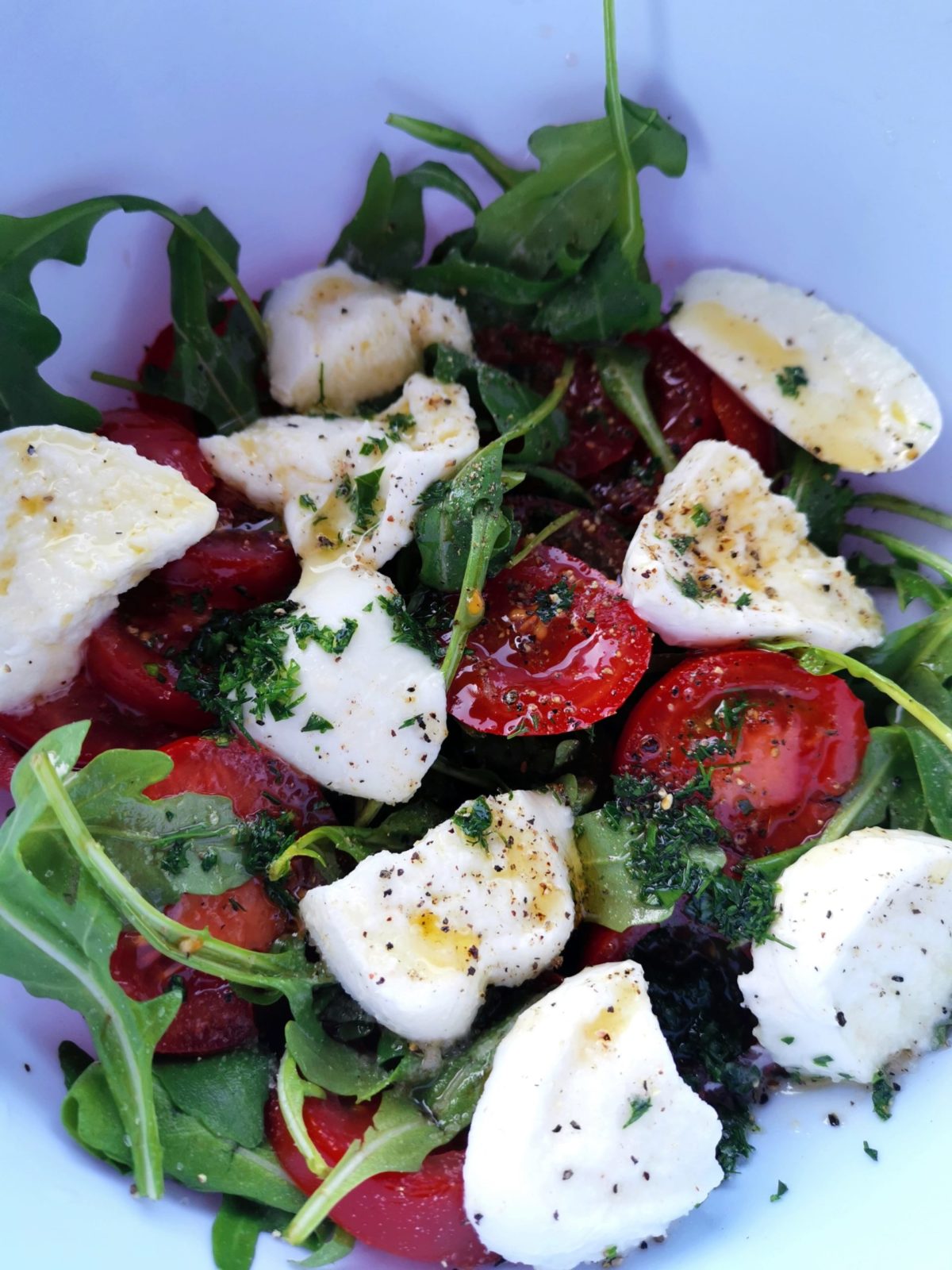 Rucolasalat-mit-Tomaten-und-Büffelmozzarella-Rezept-Karla-Gast Rucolasalat mit Tomaten und Büffelmozzarella