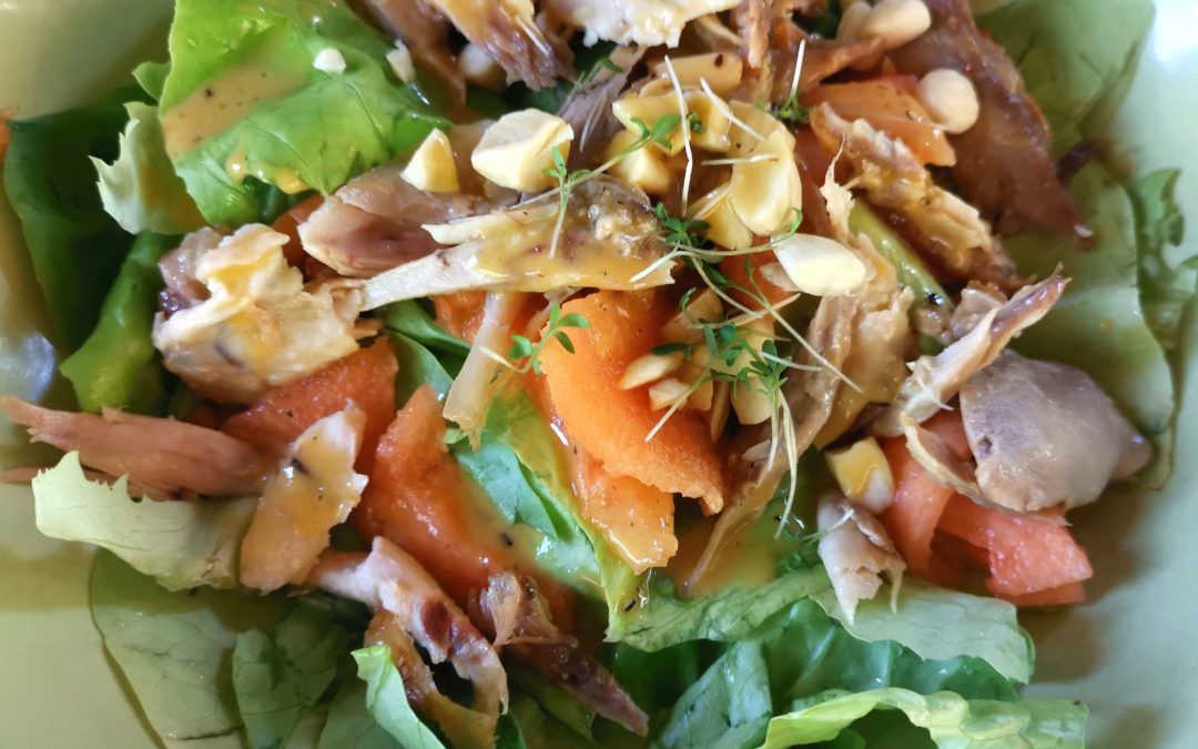 Sommersalat mit Melone und Hähnchenfleisch